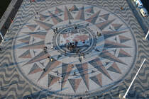 Die aus Mosaiksteinen zusammengesetzte Windrose (Rosa dos Ventos) hat einen Durchmesser von 50 Metern und zeigt im Zentrum des Mosaiks eine Weltkarte mit den Routen der portugiesischen Entdecker im 15. und 16. Jahrhundert. (Lissabon, Januar 2017)