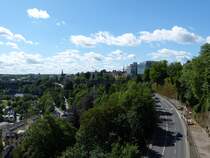 Blick von der Roten brcke in Richtung Sden ber die grne Stadt Luxemburg.
Der Panoramalift, der einen Hhenunterschied von 60 m in 30 s berwindet und den Stadtteil Pfaffenthal mit der Oberstadt verbindet. Der Lift wurde 2016 in Betrieb genommen. (Quelle Wickipeda) 05.2022
