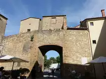 Pienza, Stadttor an der Piazza Martiri della Liberta (21.05.2022)