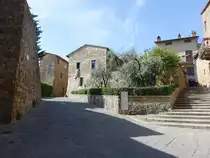 San Quirico d’Orcia, H�user in der Via Poliziano (21.05.2022)