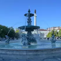 Einer der beiden im 19. Jahrhundert errichteten franz�sische Bronzebrunnen auf dem Rossio-Platz. (Lissabon, Januar 2017)