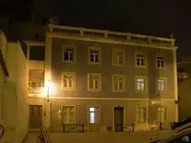 Ein typisch portugiesisches Geb�ude mit einer Fassade aus bemalten und glasierten Keramikfliesen (Azulejos) in Lissabon. (Januar 2017)