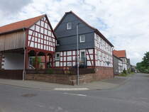 Schwabendorf, Fachwerkhuser in der Strae Sommerseite (17.05.2022)