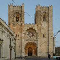 Die Westfassade der Kathedrale von Lissabom (Catedral S Patriarcal), welche als die lteste Kirche der Stadt gilt. (Januar 2017)