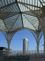 Blick vom Bahnsteig des Ostbahnhofes (Estao do Oriente) in Lissabon auf das 110 Meter hohe Hochhaus Torre de So Gabriel. (Januar 2017)