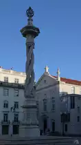 Der 1755 nach einem Erdbeben wieder errichtete Pranger auf dem Rathausplatz (Pra�a do Munic�pio) von Lissabon. (Januar 2017)