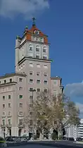 Das 1938 im  weichen portugiesischen Stil  errichtete Geb�ude am Areeiro-Platz in Lissabon. (Januar 2017)
