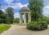 Der Sonnentempel im Eutiner Schlosspark wurde nach der Zeichnung des d�nischen Architekten Christian Frederik Hansen (1756-1845) errichtet. Aufnahme: 8. Juni 2022.