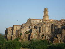 Pitigliano, Ausblick auf die Altstadt mit Kathedrale St. Pietro e Paolo (22.05.2022)