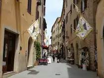 Massa Marittima, historische H�user in der Via della Liberta (22.05.2022)