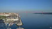 Blick von der Aussichtsplattform des 56 Meter hohen Denkmales der Entdeckungen (Padr�o dos Descobrimentos) auf den Fluss Tejo. (Lissabon, Januar 2017)