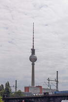 Der Fernsehturm am Alexanderplatz in Berlin gesehen von der Spree am 11. Juni 2022.