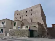Piombino, Castello, erbaut 1225 als Osttor des mittelalterlichen Stadtmauerrings (22.05.2022)