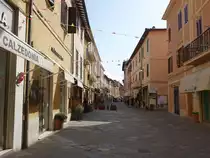 Orbetello, H�user und Gesch�fte am Corso Italia (23.05.2022)