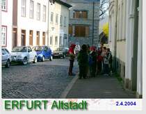 Touristenf�hrung in Erfurt, im Hintergrund die alte Universit�t, 2004