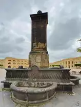 Das 1844 errichtete Brunnendenkmal auf dem Oberen Schlosshof der Festung Ehrenbreitstein. (Koblenz, September 2013)