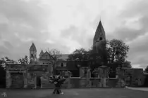 Vor den Mauern der romanischen Basilika St. Kastor. (Koblenz, September 2013)