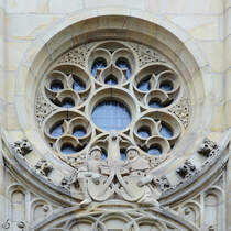 Das Rundfenster des ehemaligen preuischen Regierungsgebudes in den Rheinanlagen von Koblenz. (Koblenz, September 2013)