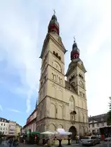Die Doppelturmfassade der im romanischen Stil erbauten Liebfrauenkirche in Koblenz. (September 2013)