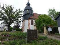 Gumpelstadt, evangelische St. Georg Kirche, erbaut um 1500 aus Bruchsteinen (05.06.2022)