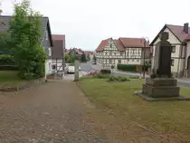 Gumpelstadt, Kriegerdenkmal und Fachwerkh�user in der Hauptstra�e (05.06.2022)