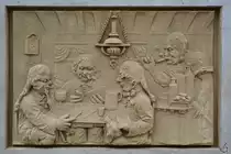 Das Relief  Die gute alte Zeit  stammt aus dem Jahr 1912. (Koblenz, September 2013)