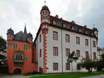 Das von 1528 bis 1530 im sp�tgotischen Stil erbaute Sch�ffenhaus war der Sitz des kurtrierischen Sch�ffengerichts f�r die Stadt Koblenz, daneben das von 1419 bis 1425 im sp�tgotischen Stil erbaute Alte Kaufhaus, welches im fr�hen 18. Jahrhundert in den barocken Stil umgestaltet wurde. (September 2013)