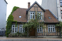 Fachwerkhaus in der Schweriner Schelfstadt. Der Stadtteil befindet sich in zentraler Stadtlage sdlich des Ziegelinnensees und stlich des Pfaffenteichs. 
Aufnahme: 17. Juni 2022.