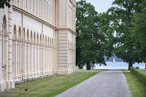 Gehweg am Schweriner Marstall. Im Marstall sind seit 1990 das Ministerium fr Bildung, Wissenschaft und Kultur, ab 1997 vorbergehend Teile des Technischen Landesmuseums und seit 2009 das Ministerium fr Arbeit, Gleichstellung und Soziales untergebracht. Aufnahme: 17. Juni 2022.