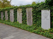 Einige Grabplatten werden im Garten der St. Kastorkirche prsentiert. (Koblenz, September 2013)