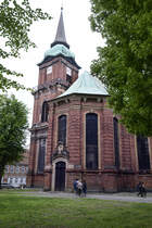 Die Kirche St. Nikolai Schwerin, auch Schelfkirche genannt, ist eine barocke Backsteinkirche im Schweriner Stadtteil Schelfstadt in der Form eines Zentralbaus aus dem frhen 18. Jahrhundert. Sie ist eine der wenigen barocken Backsteinkirchen Norddeutschlands und der erste groe nachreformatorische Kirchenbau Mecklenburgs. Aufnahme: 17. Juni 2022.