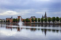 Pfaffenteich in Schwerin. Links im Bild ist das Arsenal zu sehen. Es ist heute Sitz des Ministeriums fr Inneres und Sport des Landes Mecklenburg-Vorpommern. Das Arsenal wurde zunchst als Zeughaus und nach dem Ersten Weltkrieg als Polizeikaserne genutzt. Von 1945 bis Juli 1947 diente es als Unterkunft fr Flchtlinge. Danach war das Gebude Sitz der Bezirksbehrde der Deutschen Volkspolizei. Aufnahme: 17. Juni 2022.