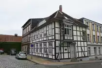 Ecke Kirchenstra�e/Lindenstra�e in der Schweriner Schelfstadt. Woher der Name Schelfstadt stammt, ist nicht ganz klar. Vermutet wird, dass Schelfe auf die niederdeutsche Bedeutung f�r Schelp, also Schilf zur�ckzuf�hren ist. Tats�chlich berichten mittelalterliche Chroniken von einem hier liegenden Sumpfgebiet. Aufnahme: 17. Juni 2022.