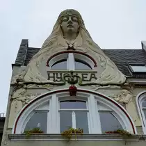 Ein Jugendstilgiebel in Koblenz mit der griechischen G�ttin der Heilkunst Hygiea. (September 2013)