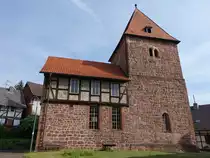 Kirchhosbach, evangelische Dorfkirche, Chorturmkirche mit romanischen Schiff, Fachwerkaufbau von 1770 (04.06.2022)