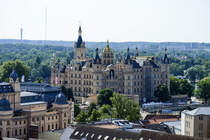 Das Schweriner Schloss vom Dom aus gesehen. Das Schweriner Schloss war jahrhundertelang die Residenz der mecklenburgischen Herzge und Groherzge und ist heute Sitz des Landtages von Mecklenburg-Vorpommern. Das auf der Schlossinsel im Stadtzentrum von Schwerin gelegene Bauwerk gilt als eines der bedeutendsten Beispiele des Romantischen Historismus in Europa. Aufnahme: 18. Juni 2022.