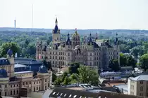 Das Schweriner Schloss vom Dom aus gesehen. Das Schweriner Schloss war jahrhundertelang die Residenz der mecklenburgischen Herz�ge und Gro�herz�ge und ist heute Sitz des Landtages von Mecklenburg-Vorpommern. Das auf der Schlossinsel im Stadtzentrum von Schwerin gelegene Bauwerk gilt als eines der bedeutendsten Beispiele des Romantischen Historismus in Europa. Aufnahme: 18. Juni 2022.