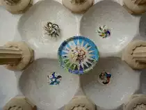 Die Deckengestaltung aus Mosaiksteinen in der Markthalle des Park G�ell. (Barcelona, Februar 2012)