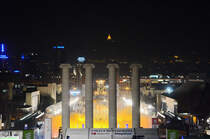 Blick vom Hausberg Montjuic ber die vier Sulen (Les Quatre Columnes) und den Brunnen Font Mgica. (Barcelona, Februar 2012)