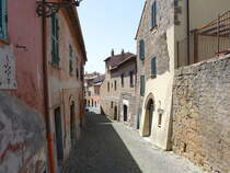 Tuscania, Huser in der Via della Pace (23.05.2022)