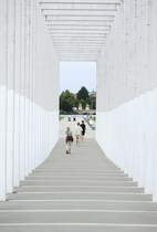 Kolonnaden als Eingang zu den Schwimmenden Wiese in Schwerin. Aufnahme: 17. Juni 2022.