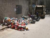 Der Mll wird von dreirdrigen Transportfahrrdern zu Sammelstellen gefahren, dort sortiert (?) und von Mllwagen abgeholt. April 2006