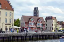 Am Hafen in Wismar. Mitten im Bild ist das Gew�lbehaus zu sehen und im Hintergrund der Turm von Marienkirche. Aufnahme: 18. Juni 2022.