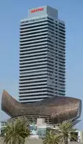 Die fischf�rmige Skulptur  Pez Dorado  vor dem Mapfre-Hochhaus hat eine L�nge von 56 Metern und einer H�he von 35 Metern. (Barcelona, Februar 2012)