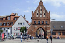 Das Wassertor in Wismar an der Wasserstrae im Nordwesten des historischen Stadtkerns der Stadt ist ein Hafentor der Hansestadt im Stil der Backsteingotik und das letzte erhaltene von ehemals fnf Stadttoren der Wismarer Stadtbefestigung. Aufnahme: 18. Juni 2022.