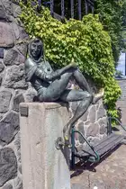 M�lln im kreis Herzogturm Lauenburg. Eulenspiegelbrunnen mit blanken Fu�spitzen und Daumen von zahllosen Ber�hrungen. Aufnahme: 28. Juni 2022.