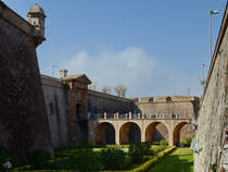 Der ber den ehemaligen Wassergraben fhrende Zugang zum Fort Montjuc, einer alten militrischen Festung dem 16. Jahrhundert. (Barcelona, Februar 2012)