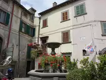 Bomarzo, Brunnen und H�user an der Piazza dell Repubblica (24.05.2022)