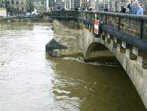 Blick von der Augustusbr�cke imn die Fluten der Elbe beim Hochwasser im Fr�hjahr 2006.