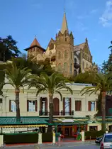 Im Bild die Bar Merbey�, dahinter das 1903 erbaute Jugendstilhaus La Casa Arn�s. (Barcelona, Februar 2013)
